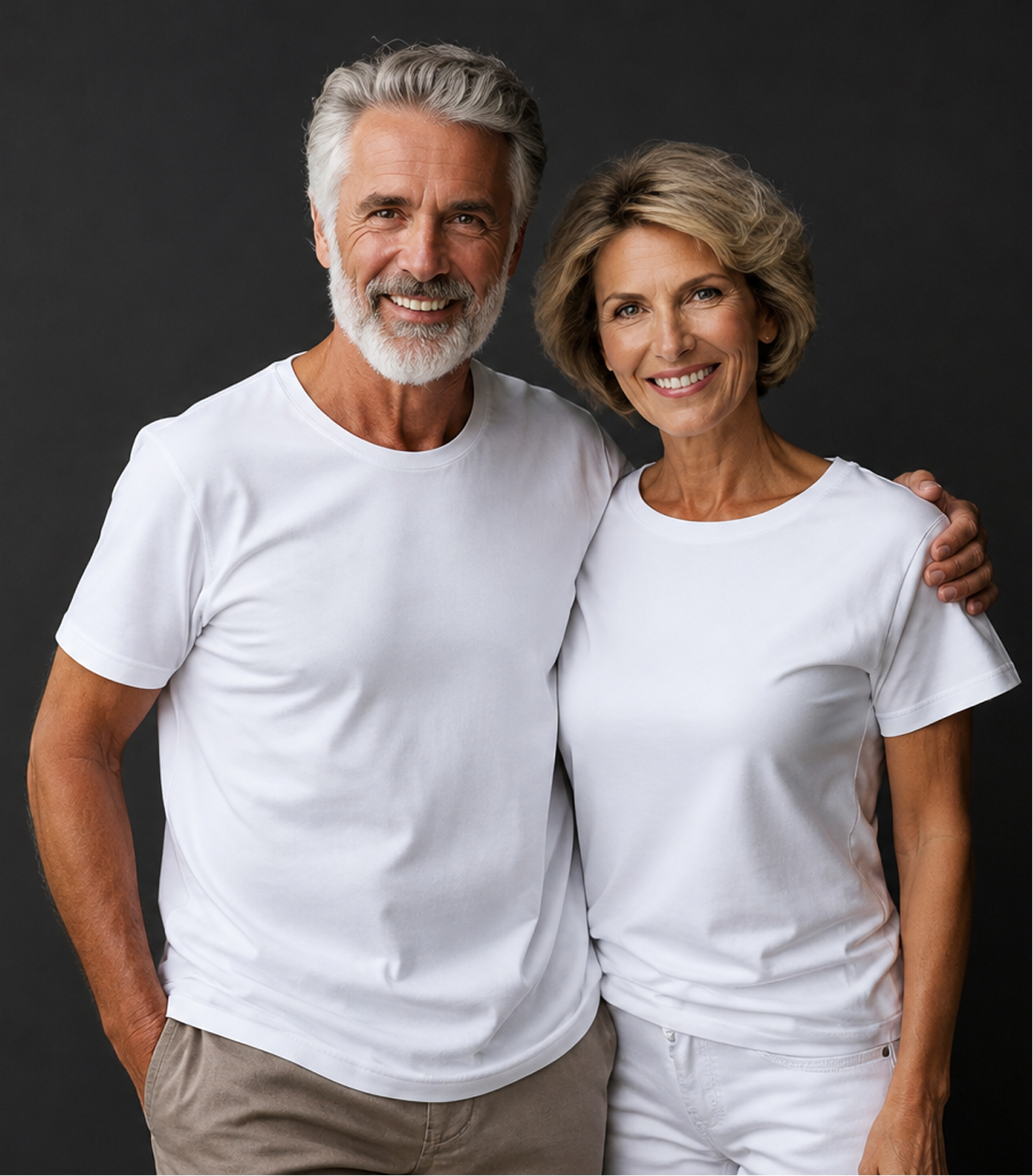 Pareja sonriente en estudio, imagen de bienestar y vitalidad